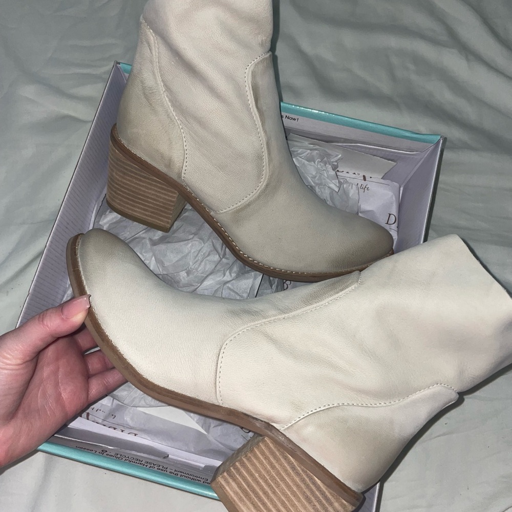 Diba True BNIB booties!